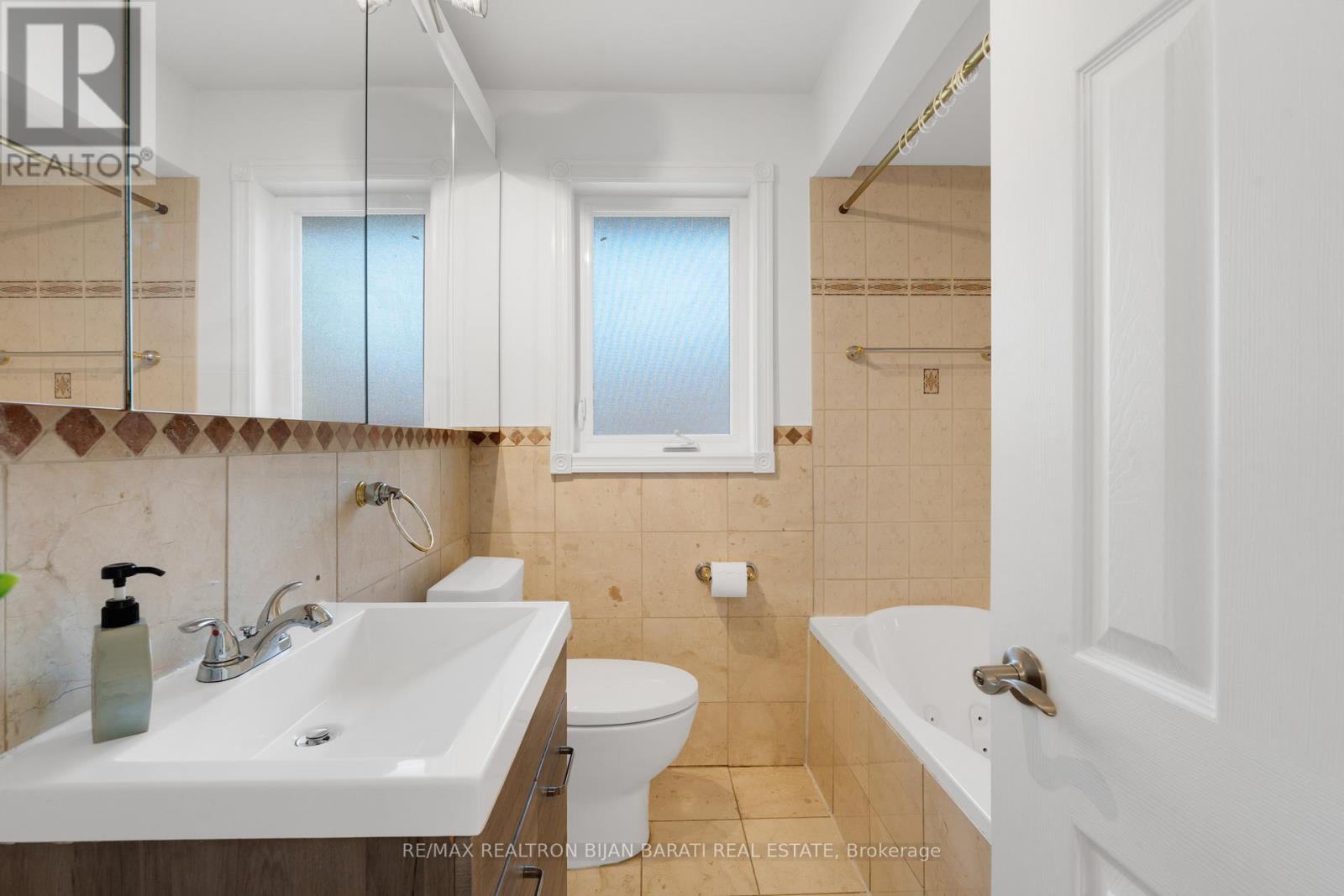 38 Whittaker Crescent, Toronto (Bayview Village), Ontario  M2K 1K8 - Photo 23 - C12475788