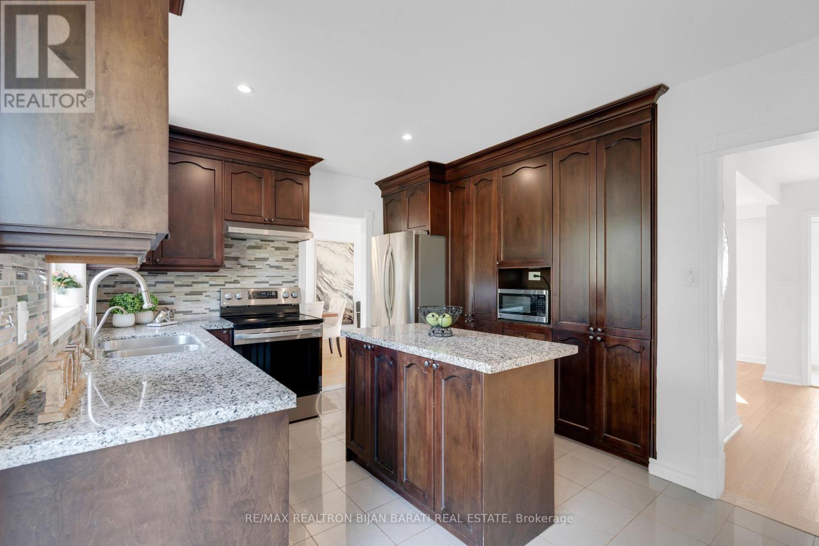 38 Whittaker Crescent, Toronto (Bayview Village), Ontario  M2K 1K8 - Photo 9 - C12475788