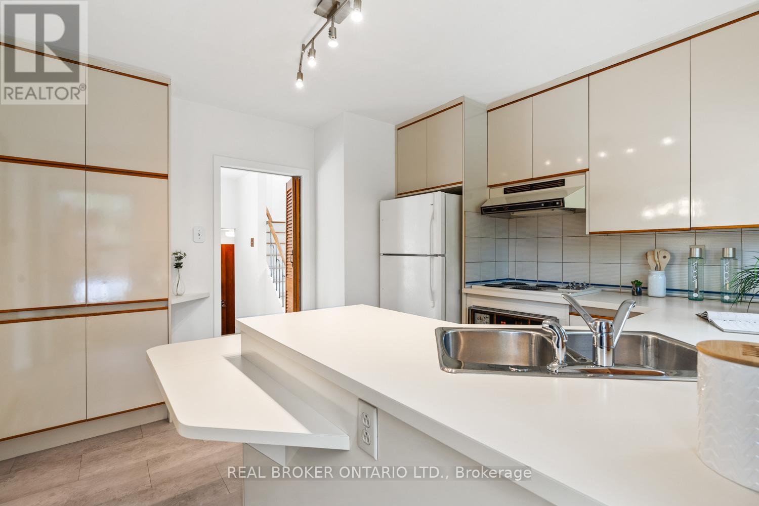 29 Veery Place, Toronto (Banbury-Don Mills), Ontario  M3C 2C9 - Photo 11 - C12475818