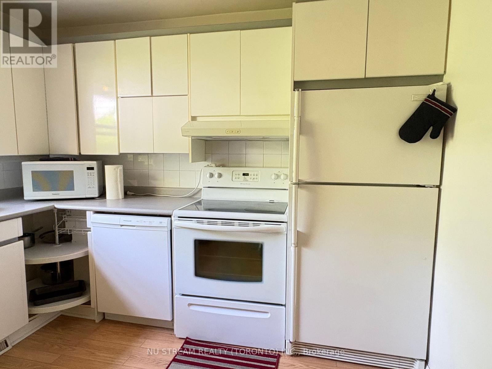 5 Basswood Road, Toronto, Ontario  M2N 2N2 - Photo 8 - C12475918
