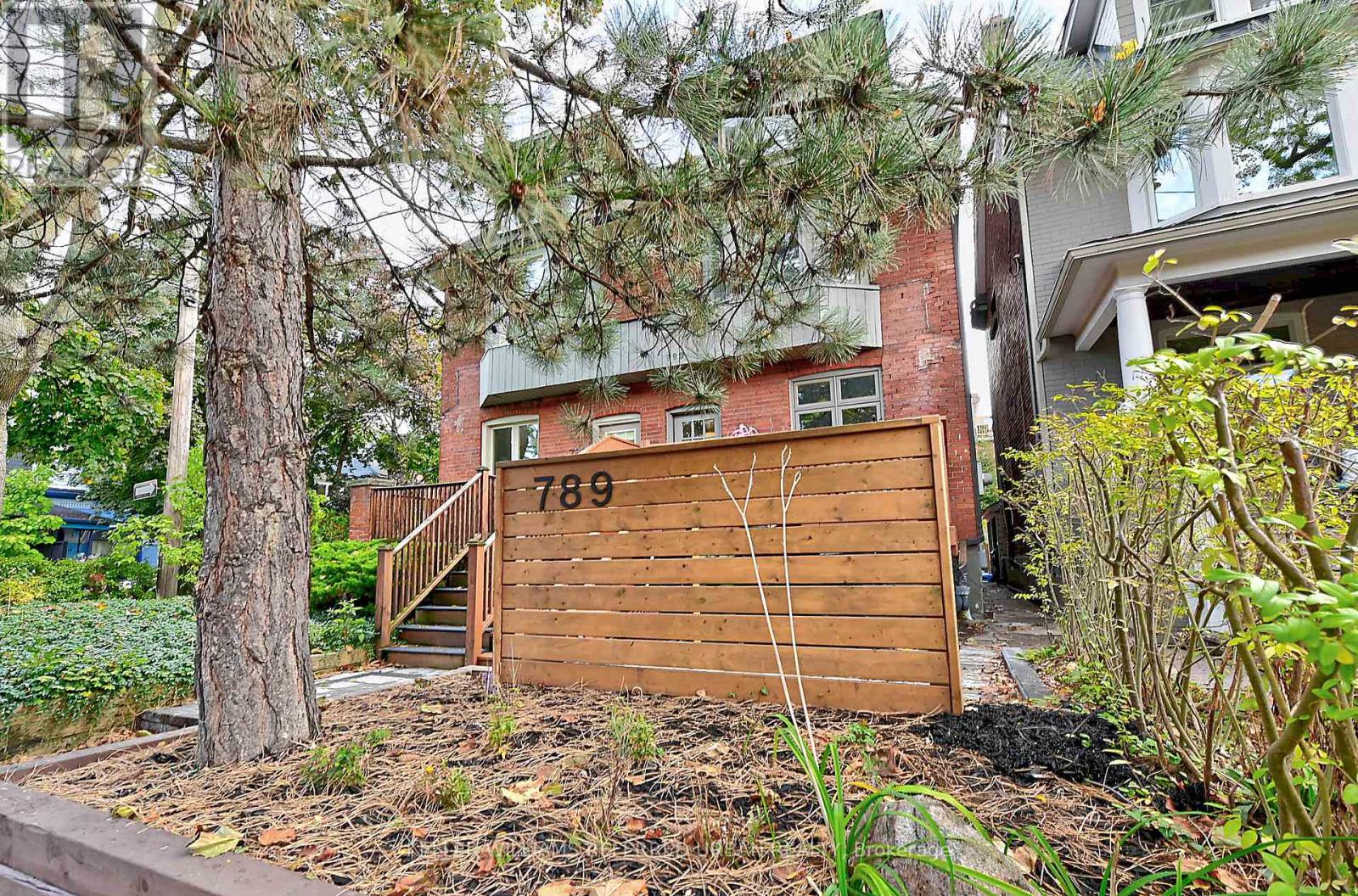 789 MARKHAM STREET, Toronto, Ontario