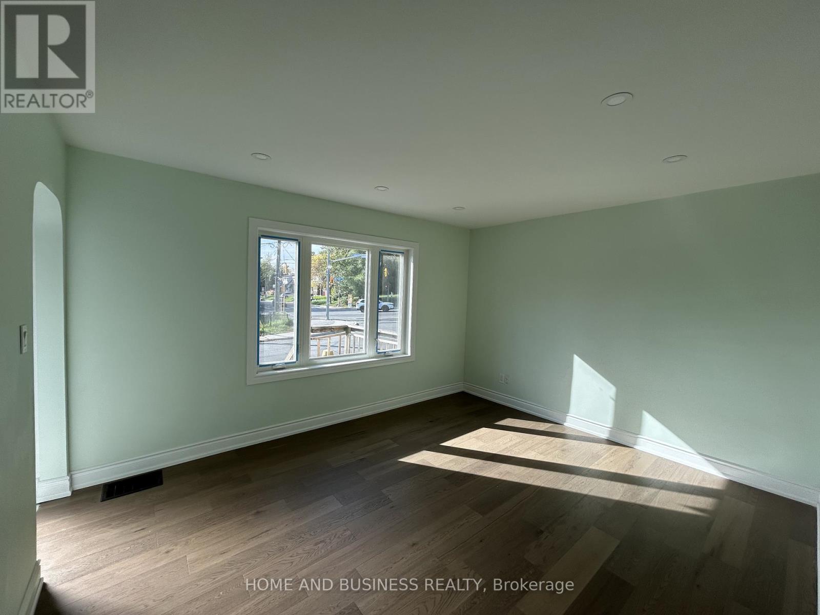 35 Mack Avenue, Toronto, Ontario  M1L 1M4 - Photo 4 - E12475912