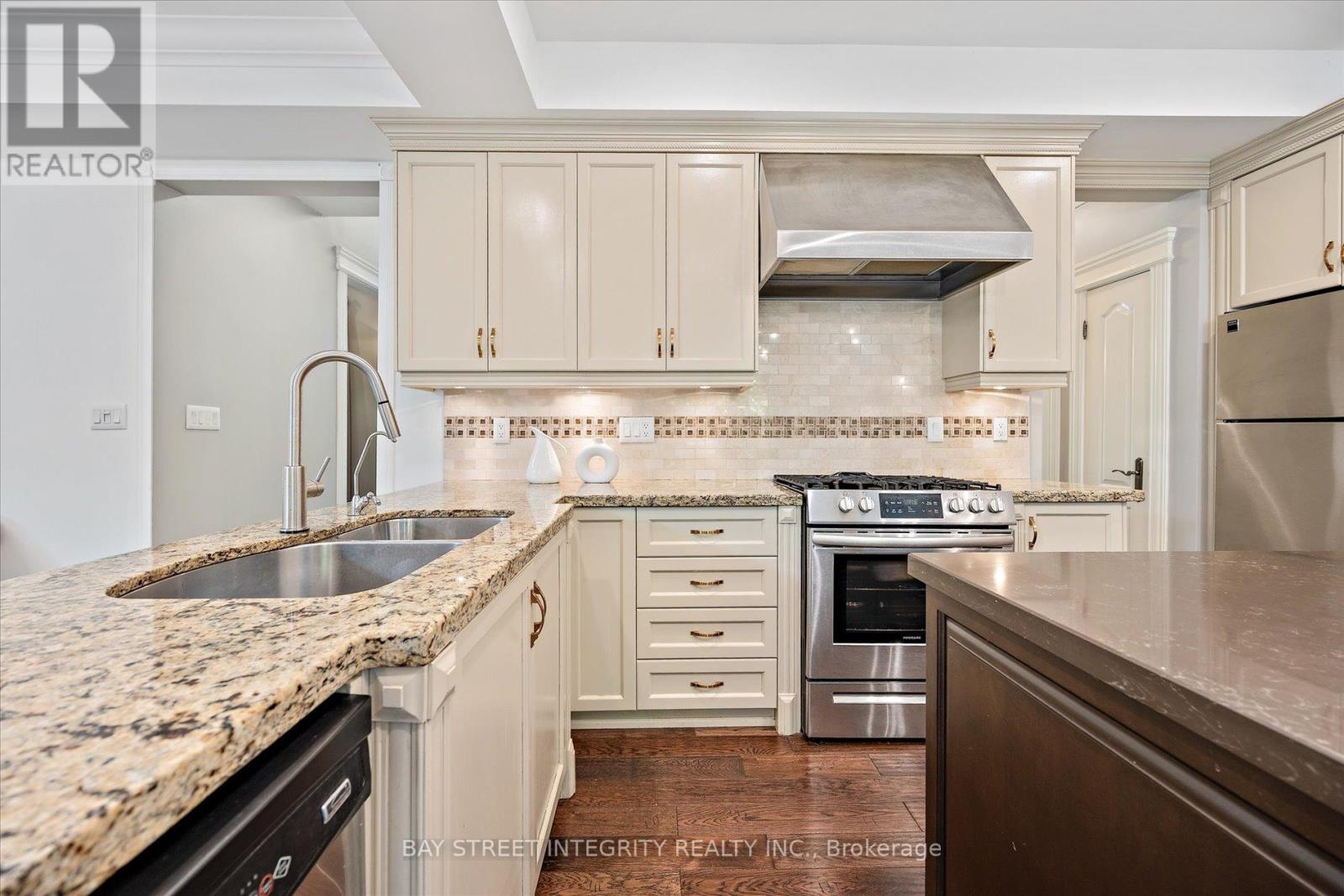 128 Park Crescent, Richmond Hill, Ontario  L4E 3J8 - Photo 17 - N12475885
