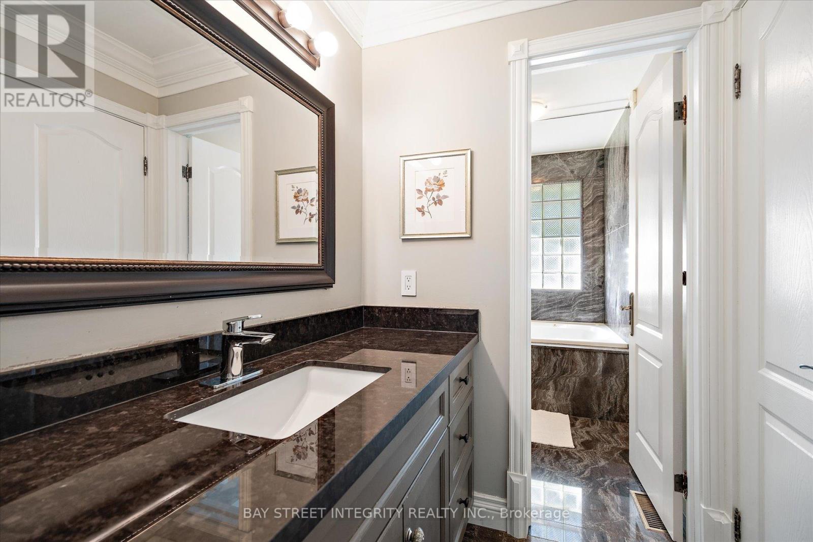 128 Park Crescent, Richmond Hill, Ontario  L4E 3J8 - Photo 38 - N12475885