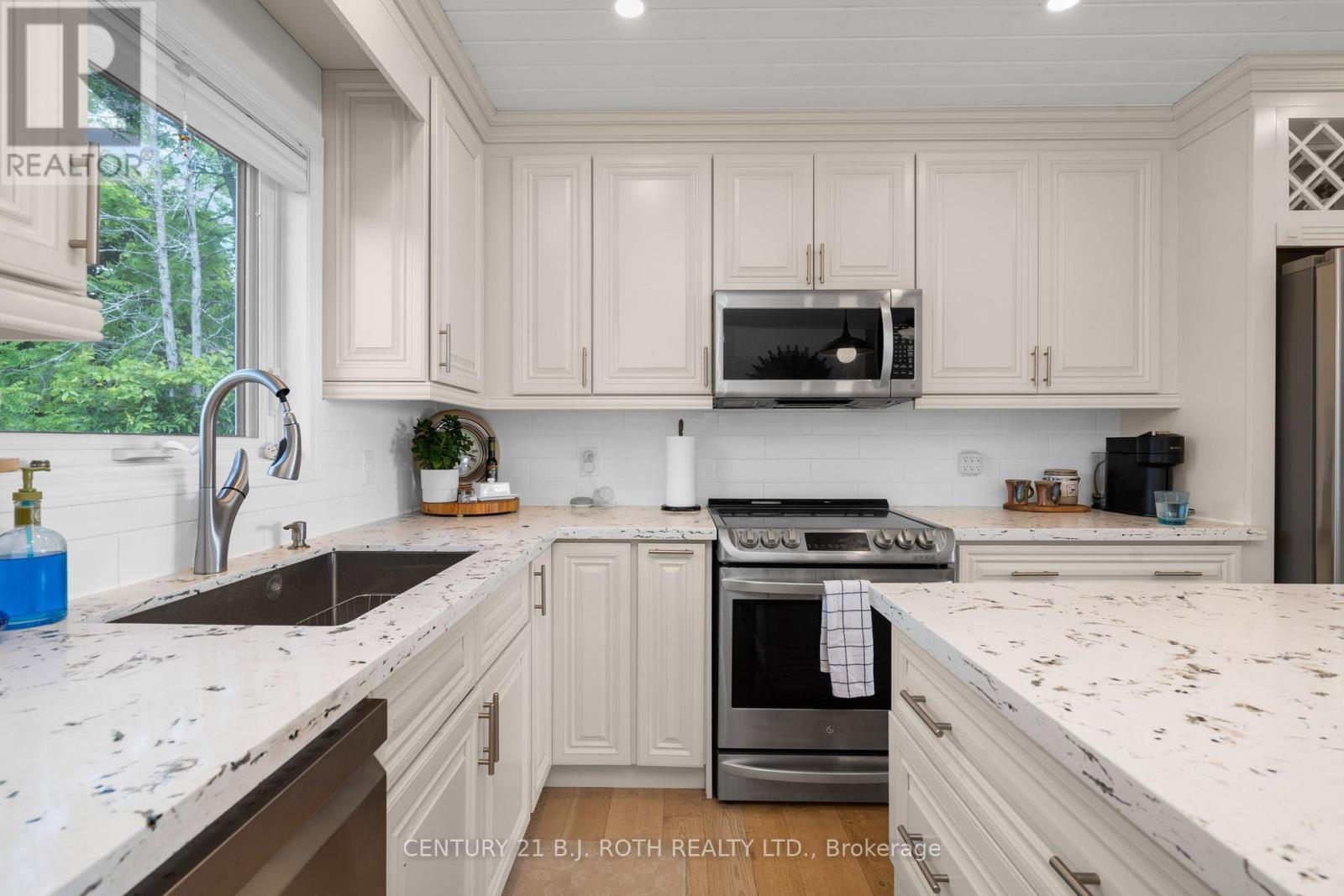 95 Lakeshore Road E, Oro-Medonte, Ontario  L0L 2E0 - Photo 6 - S12475807