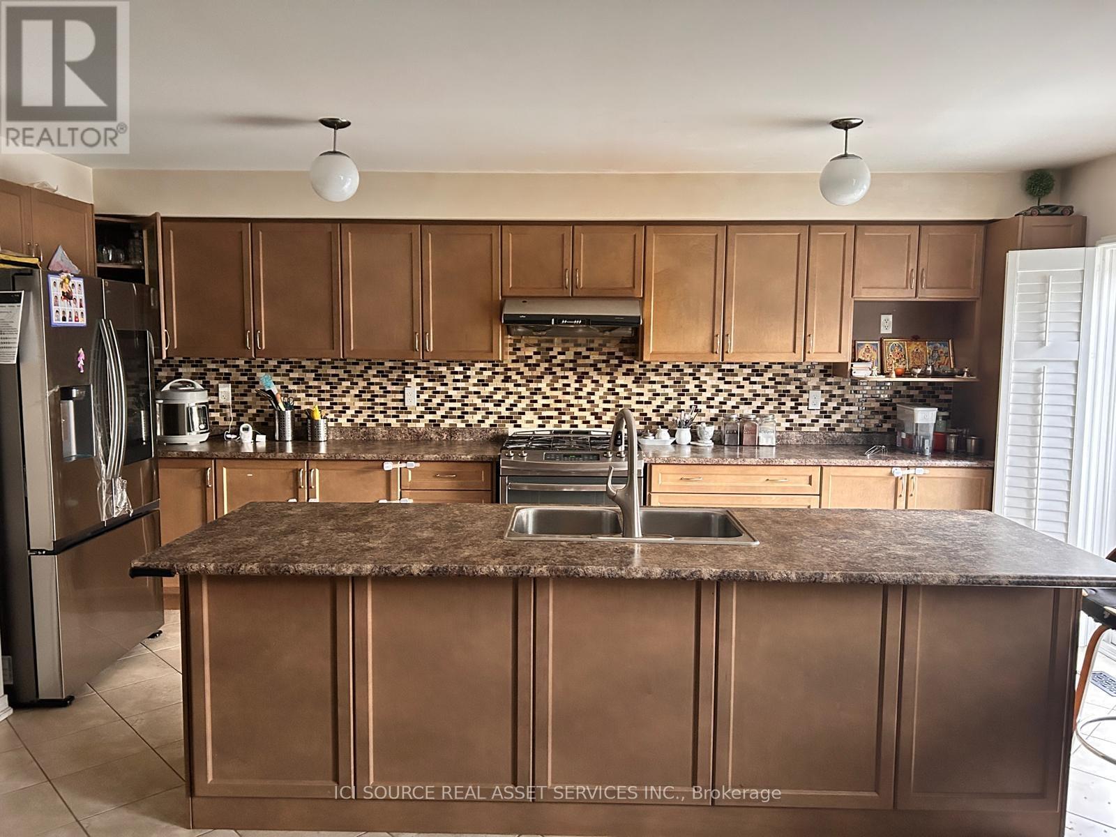 Upper - 12 Bersan Terrace, Brampton, Ontario  L6P 3T2 - Photo 6 - W12475283