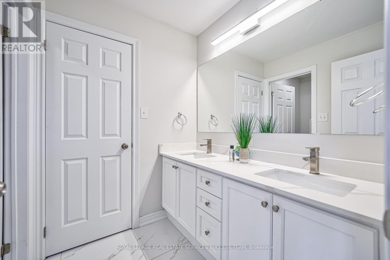 5354 Mallory Road, Mississauga, Ontario  L5M 0J3 - Photo 24 - W12475284