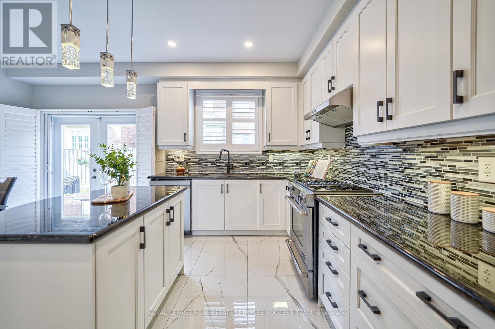 5354 Mallory Road, Mississauga, Ontario  L5M 0J3 - Photo 8 - W12475284