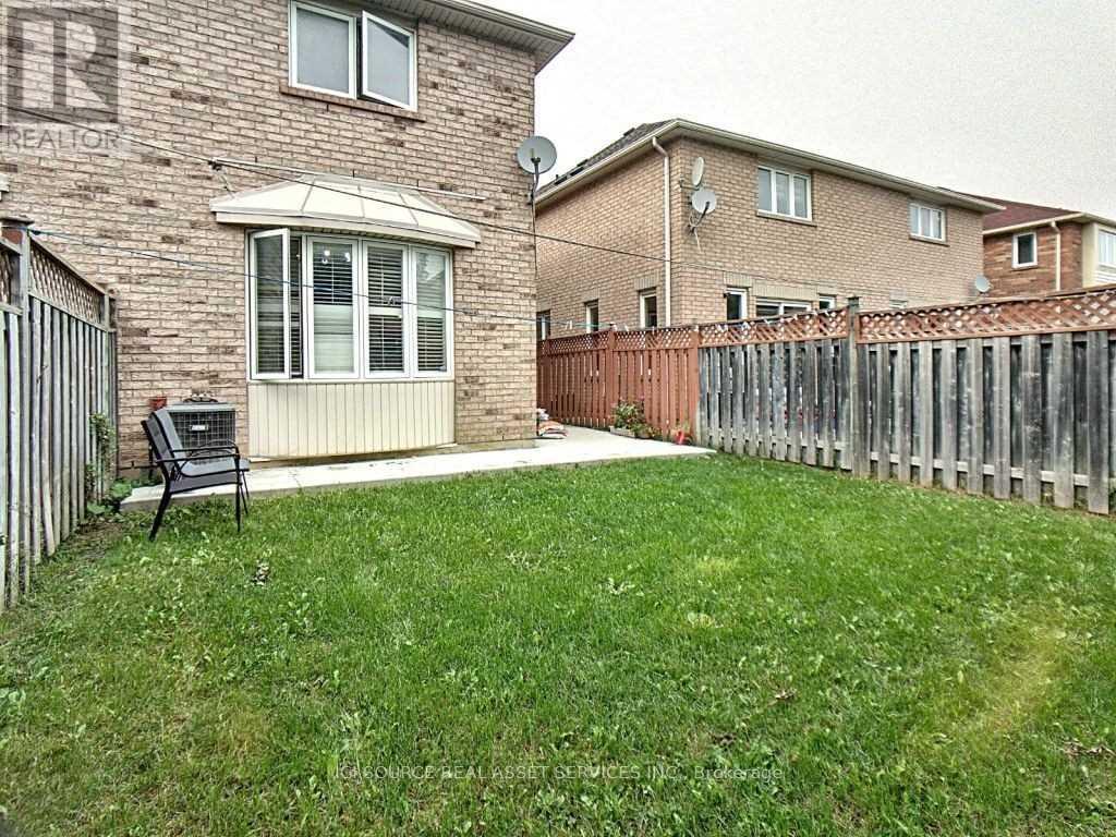 Upper - 28 Mannel Crescent, Brampton, Ontario  L6Y 5E2 - Photo 3 - W12475288