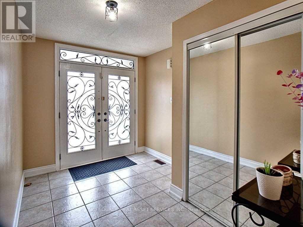 Upper - 28 Mannel Crescent, Brampton, Ontario  L6Y 5E2 - Photo 5 - W12475288