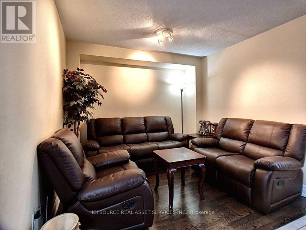 Upper - 28 Mannel Crescent, Brampton, Ontario  L6Y 5E2 - Photo 8 - W12475288