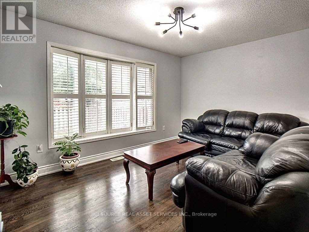 Upper - 28 Mannel Crescent, Brampton, Ontario  L6Y 5E2 - Photo 9 - W12475288