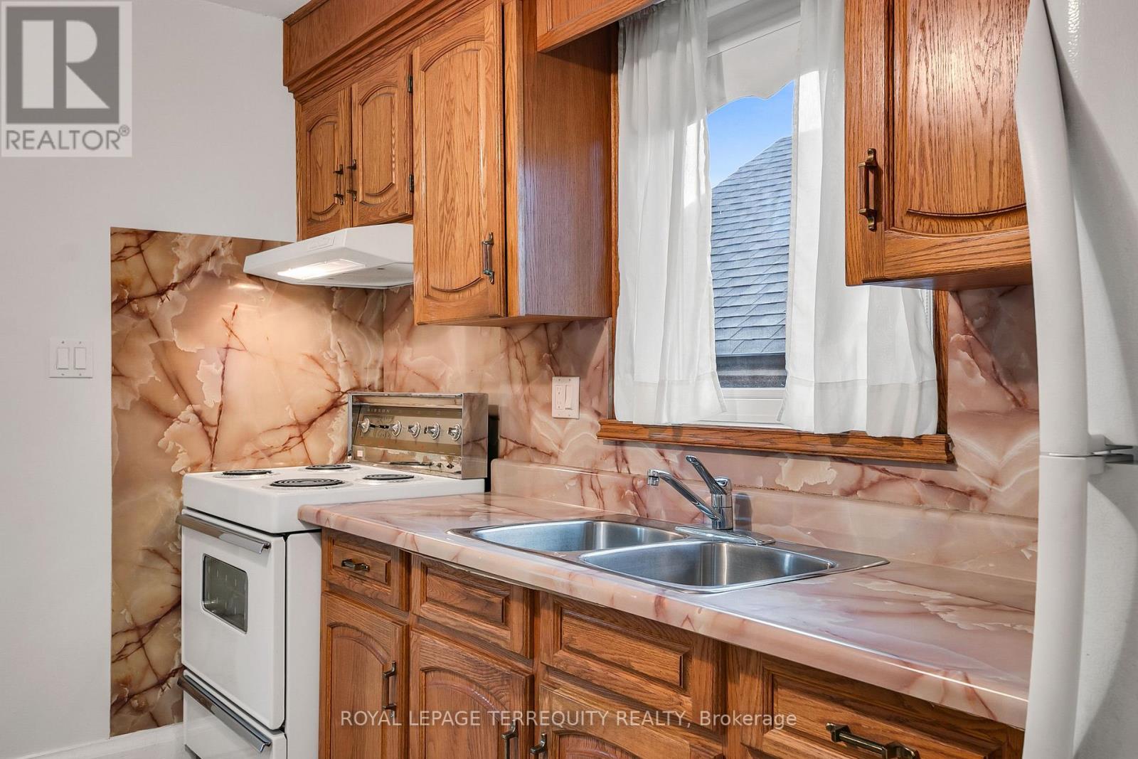 110 Cameron Avenue, Toronto (Keelesdale-Eglinton West), Ontario  M6M 1R3 - Photo 9 - W12475316