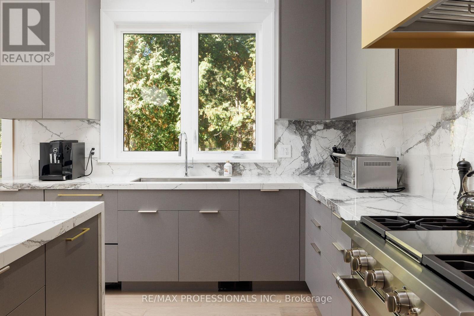 2b Fairway Road, Toronto, Ontario  M9A 5E9 - Photo 19 - W12475390