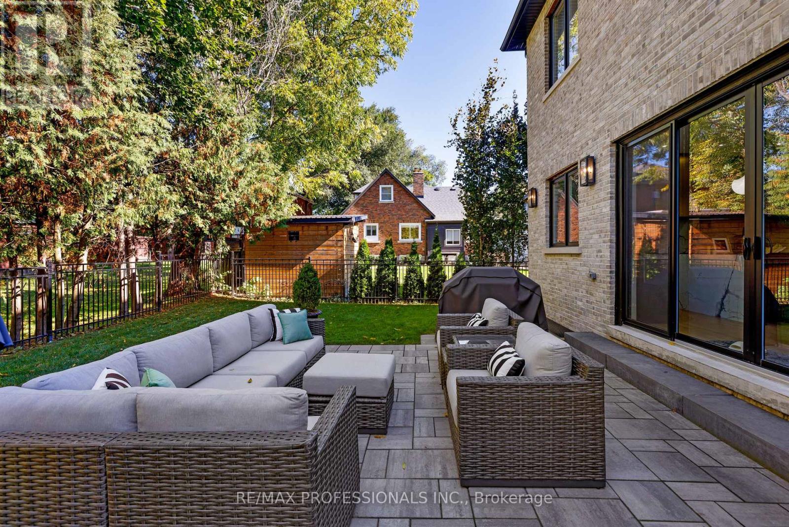 2b Fairway Road, Toronto, Ontario  M9A 5E9 - Photo 27 - W12475390