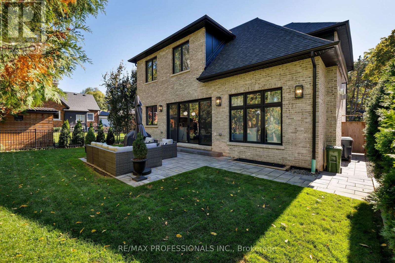 2b Fairway Road, Toronto, Ontario  M9A 5E9 - Photo 29 - W12475390