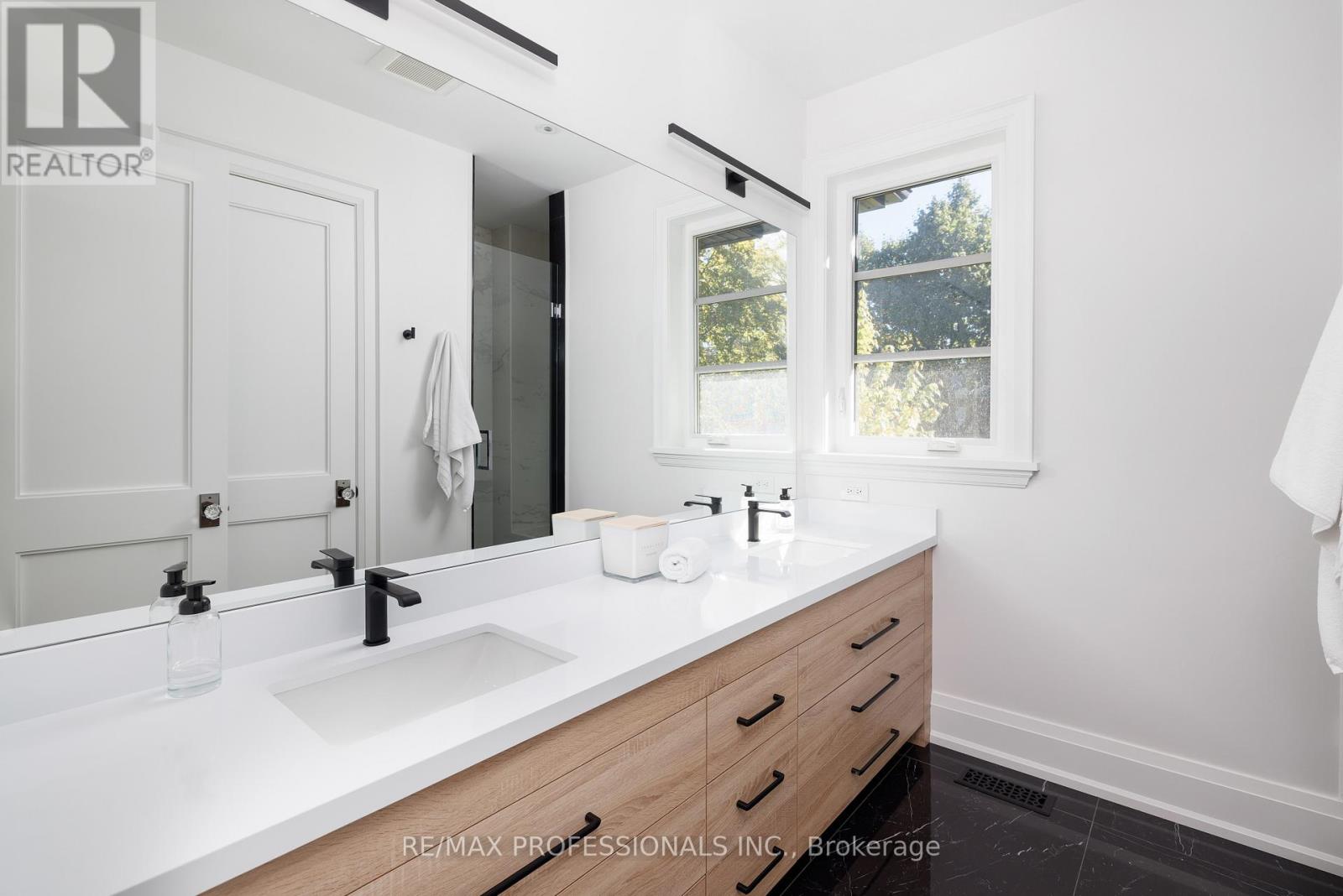 2b Fairway Road, Toronto, Ontario  M9A 5E9 - Photo 38 - W12475390