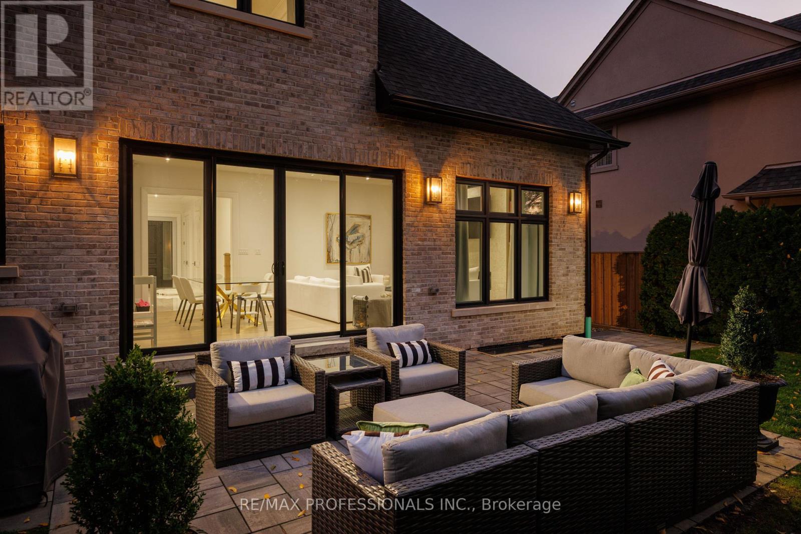 2b Fairway Road, Toronto, Ontario  M9A 5E9 - Photo 4 - W12475390
