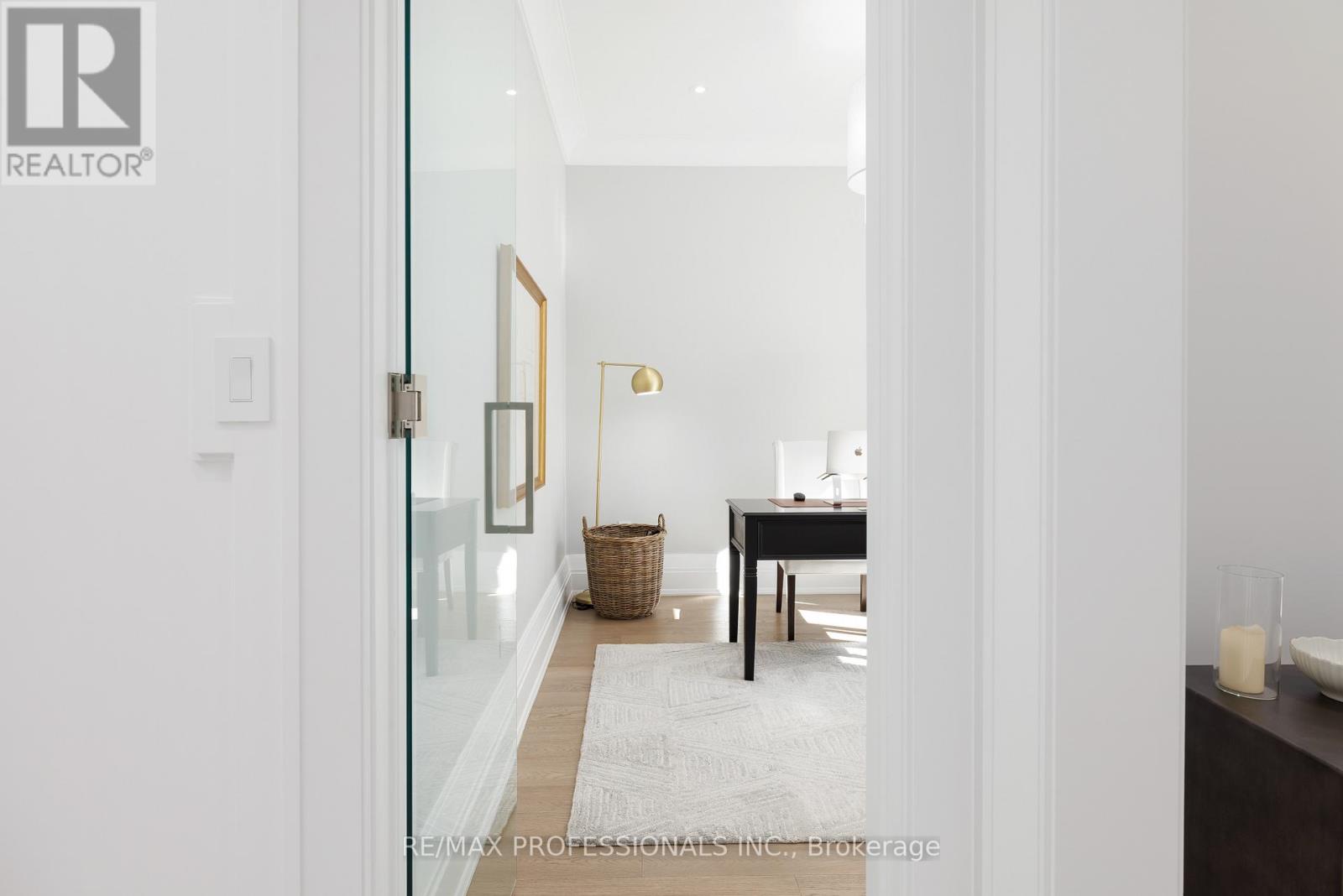 2b Fairway Road, Toronto, Ontario  M9A 5E9 - Photo 7 - W12475390