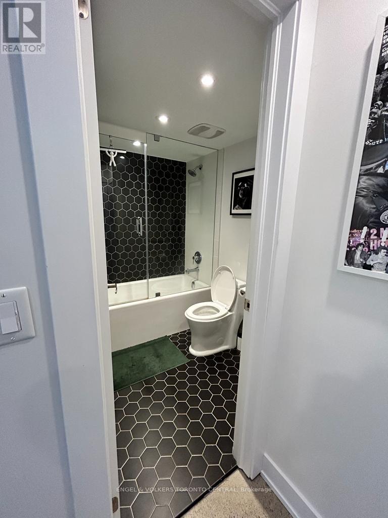 6 - 1553 Bloor Street W, Toronto, Ontario  M6P 1A5 - Photo 7 - W12475403