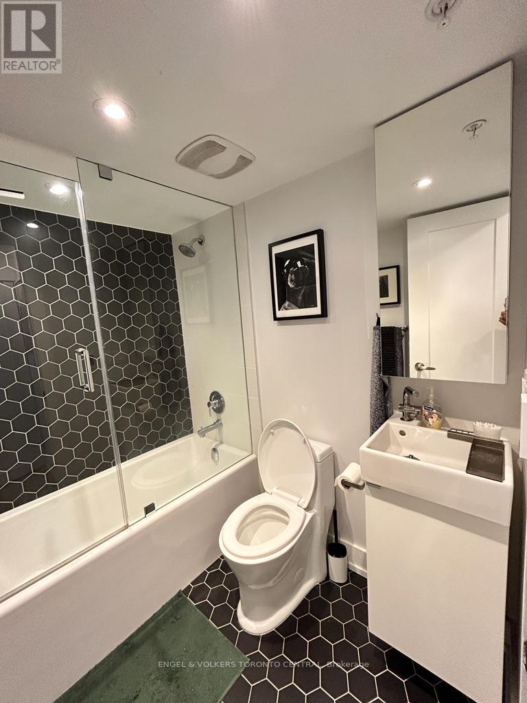 6 - 1553 Bloor Street W, Toronto, Ontario  M6P 1A5 - Photo 8 - W12475403