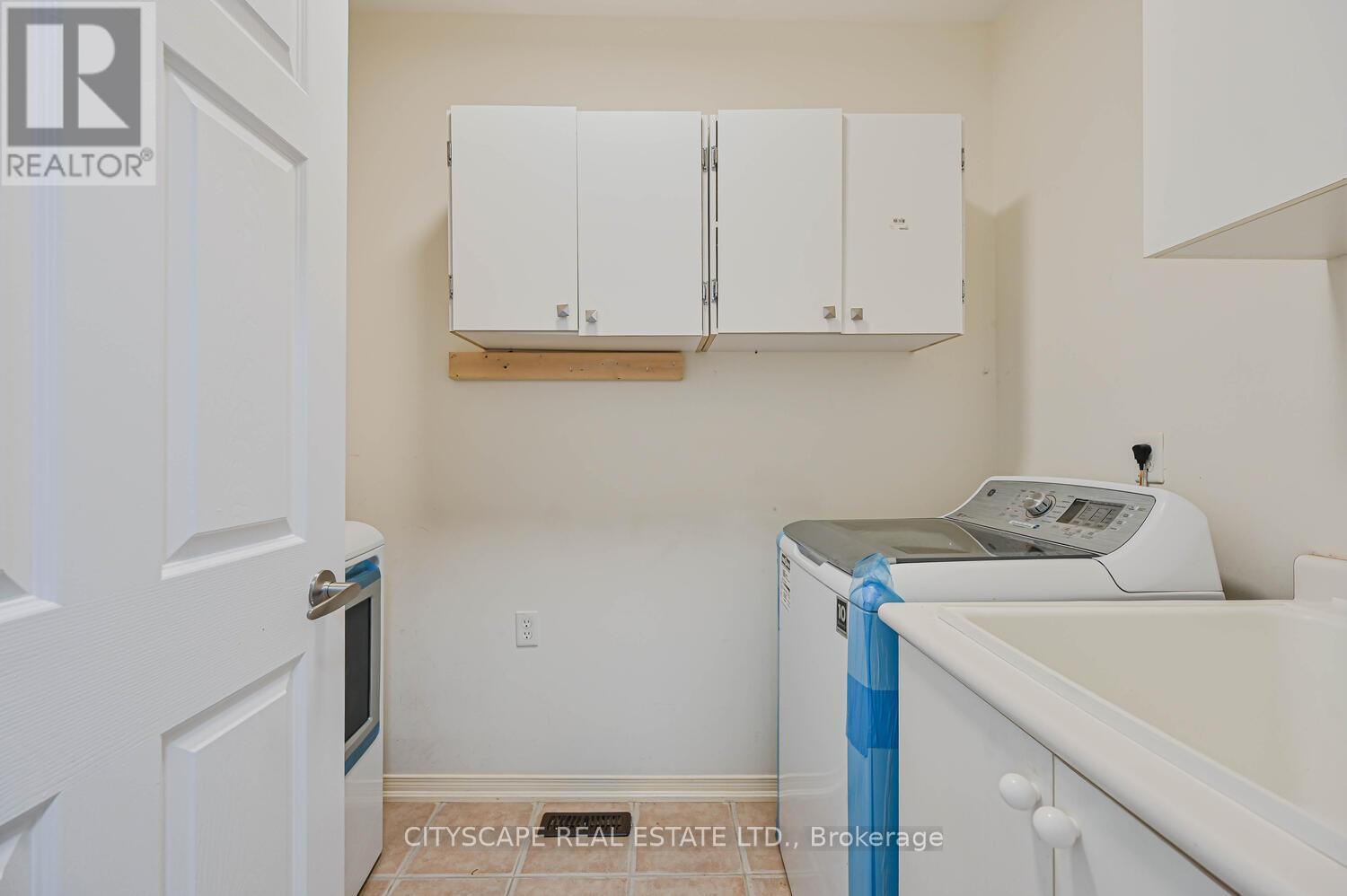 3938 Burdette Terrace, Mississauga, Ontario  L5M 0J2 - Photo 23 - W12475430