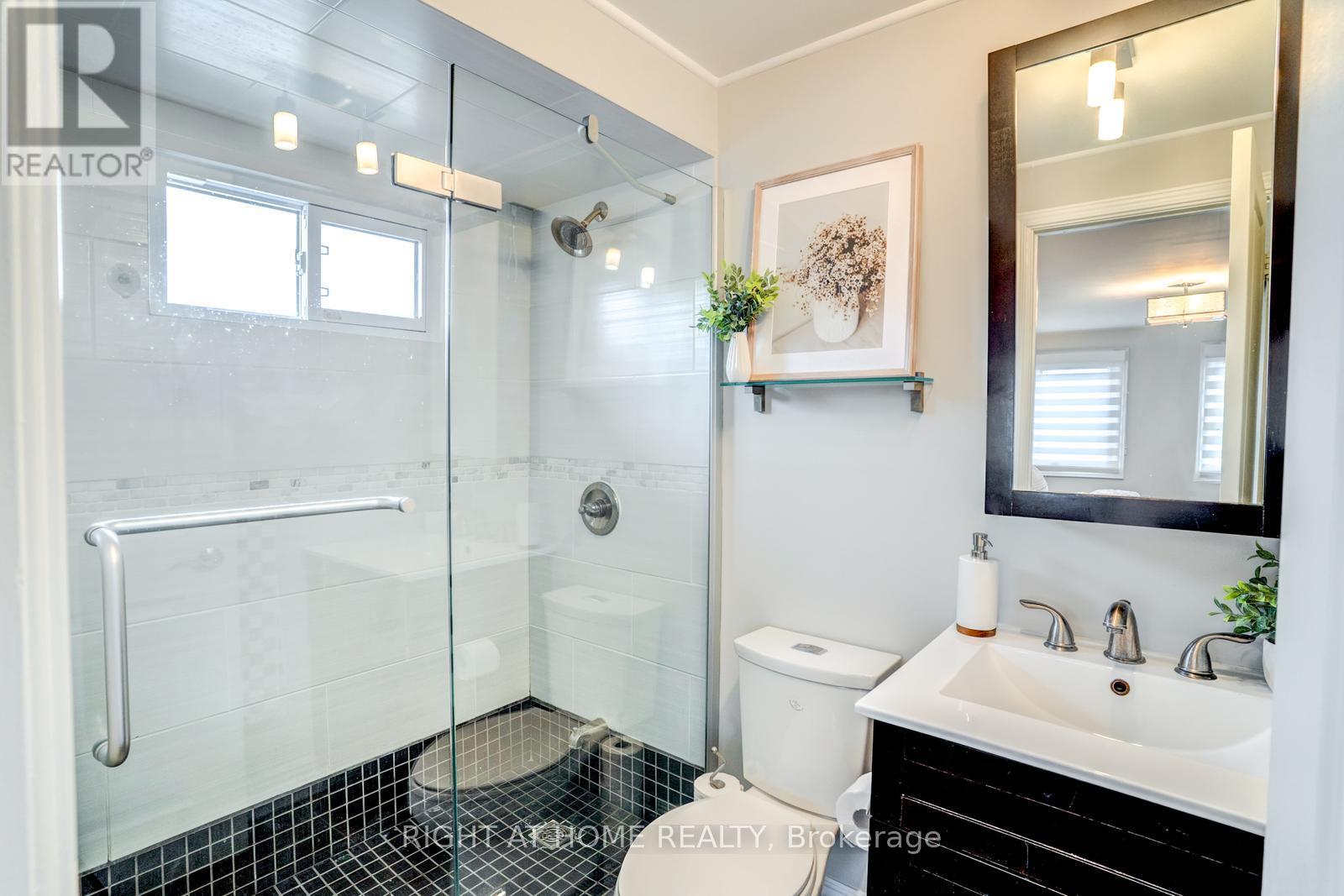 4021 Sasha Court, Mississauga, Ontario  L4W 3K9 - Photo 15 - W12475514