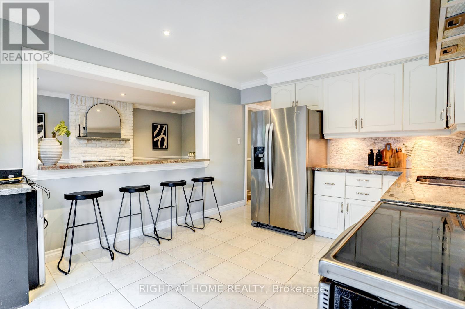 4021 Sasha Court, Mississauga, Ontario  L4W 3K9 - Photo 9 - W12475514
