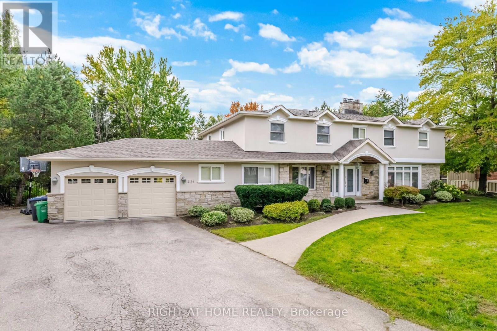 2154 Oneida Crescent, Mississauga, Ontario  L5C 1V6 - Photo 3 - W12475517
