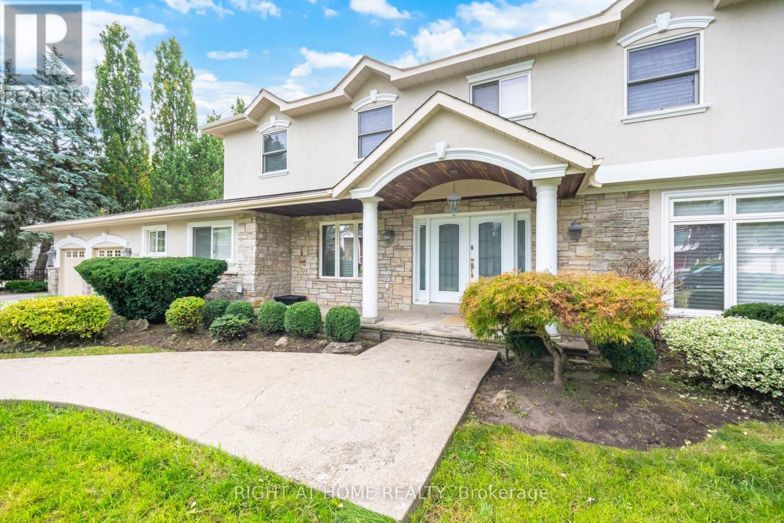 2154 Oneida Crescent, Mississauga, Ontario  L5C 1V6 - Photo 5 - W12475517
