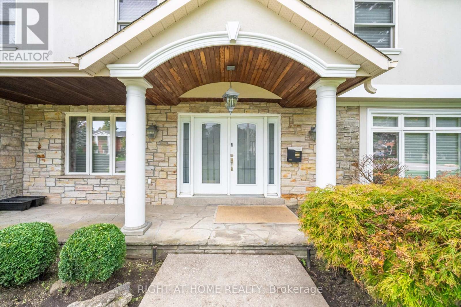 2154 Oneida Crescent, Mississauga, Ontario  L5C 1V6 - Photo 6 - W12475517