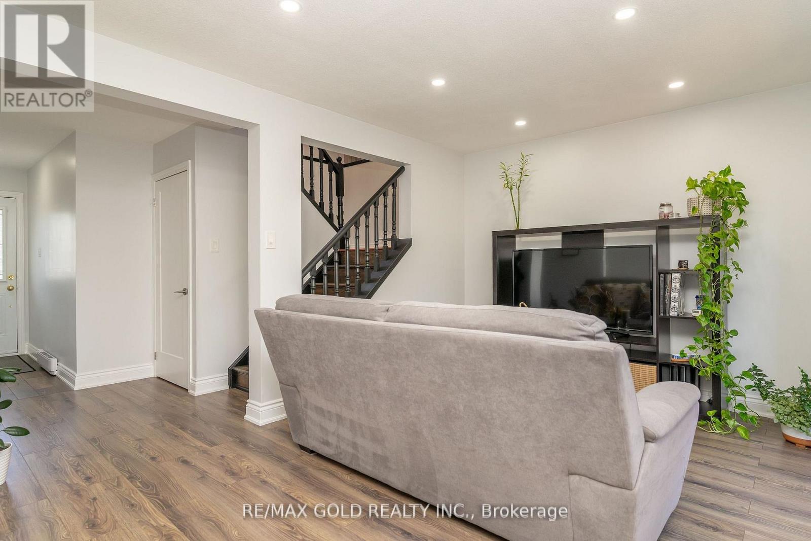 18 Juliette Square, Brampton (Northgate), Ontario  L6S 2M6 - Photo 11 - W12475540