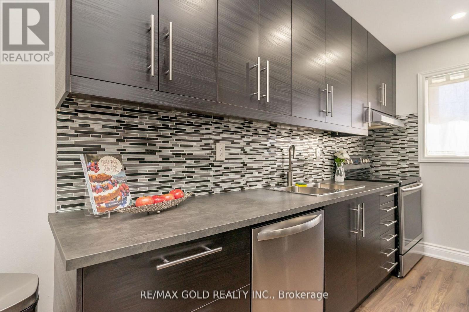 18 Juliette Square, Brampton (Northgate), Ontario  L6S 2M6 - Photo 17 - W12475540