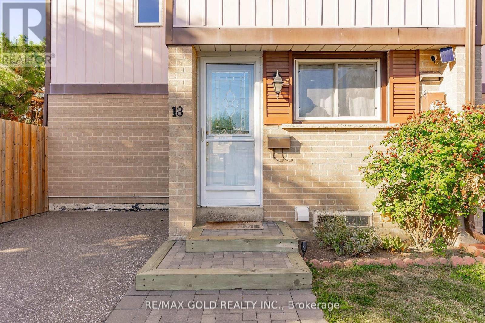 18 Juliette Square, Brampton (Northgate), Ontario  L6S 2M6 - Photo 7 - W12475540