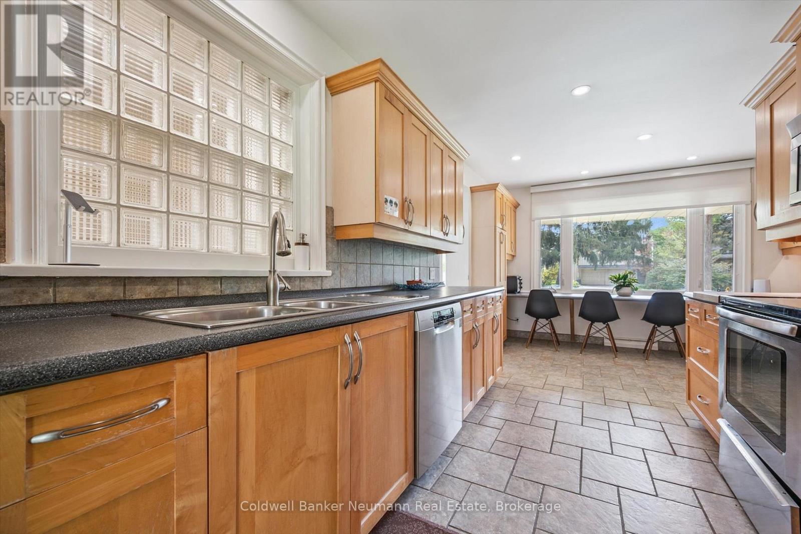 36 Harcourt Drive, Guelph (Dovercliffe Park/old University), Ontario  N1G 1J6 - Photo 40 - X12476039