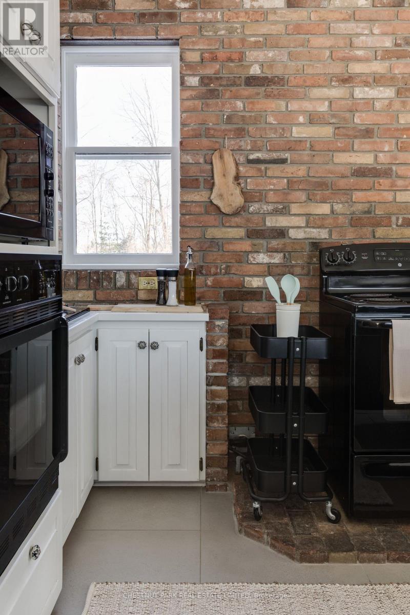 13435 Loyalist Parkway, Prince Edward County (Hallowell Ward), Ontario  K0K 2T0 - Photo 10 - X12476034