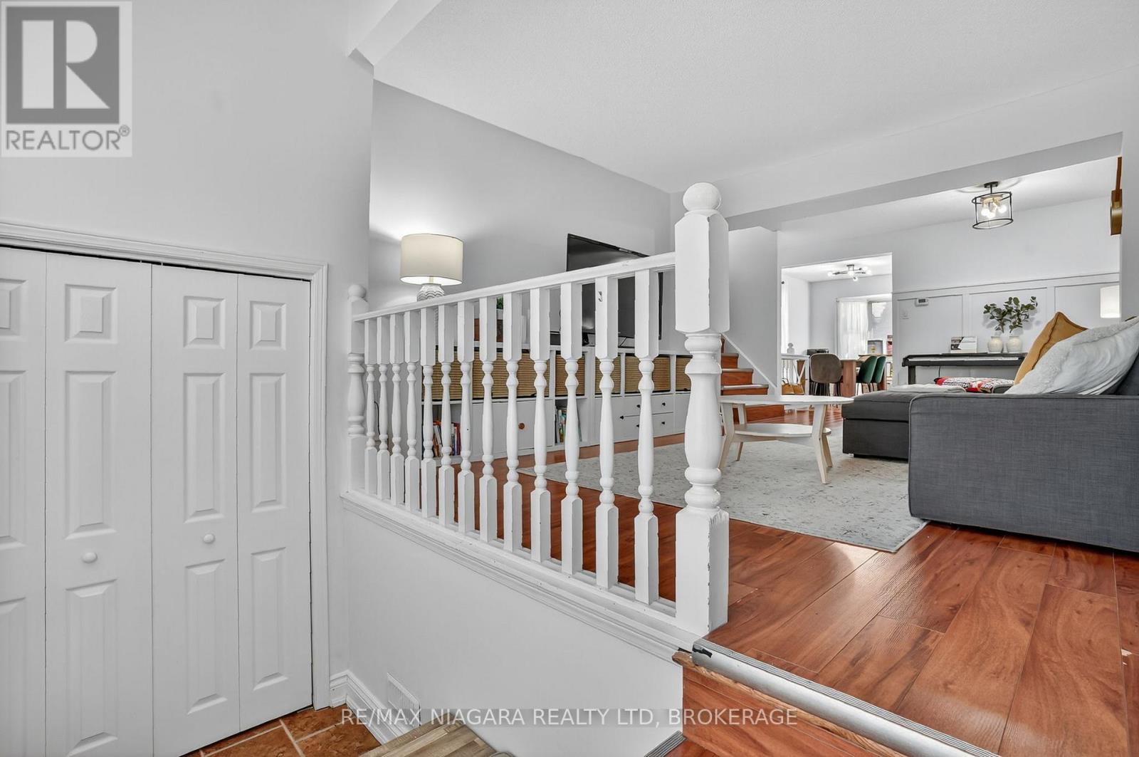 29 Baxter Crescent, Thorold (Confederation Heights), Ontario  L2Z 4S1 - Photo 2 - X12476074