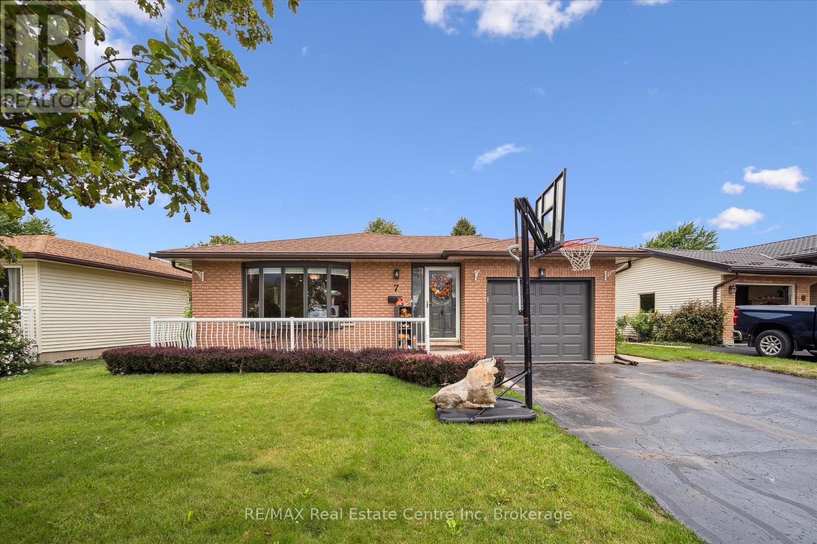 7 Eastview Drive, Wellington North (Arthur), Ontario  N0G 1A0 - Photo 1 - X12476079