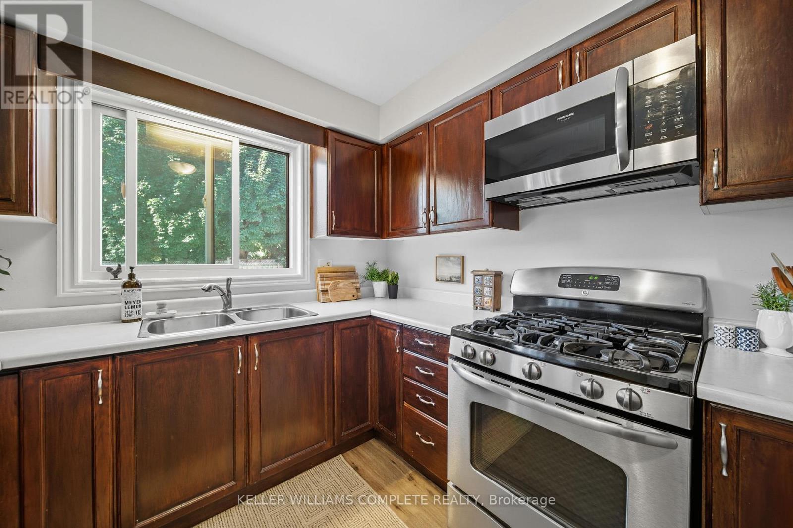 142 Meadowbrook Drive, Hamilton (Ancaster), Ontario  L9G 4S8 - Photo 16 - X12475495