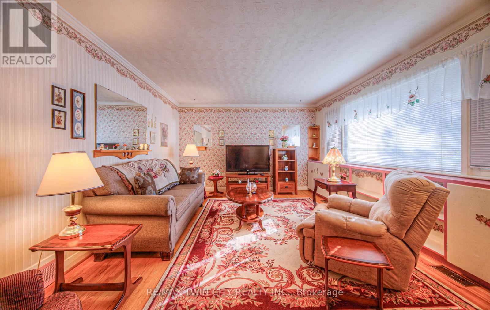 26 Culham Drive, Cambridge, Ontario  N1S 2G8 - Photo 6 - X12475525
