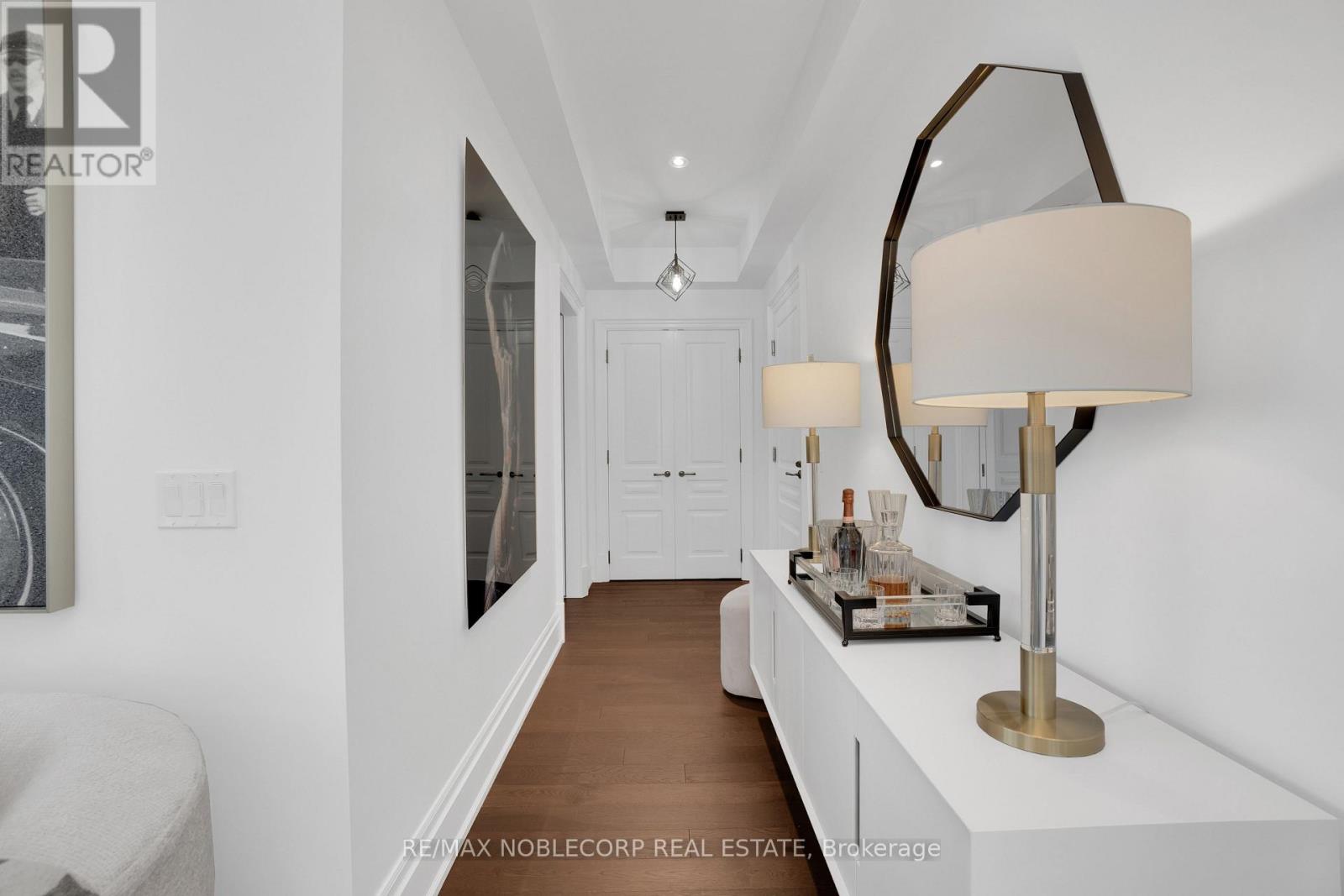 404 - 4 The Kingsway, Toronto (Kingsway South), Ontario  M8X 2T1 - Photo 4 - W12475543
