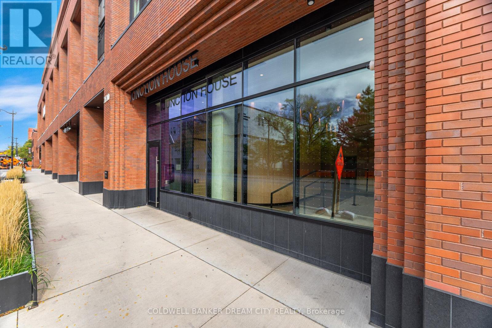 423 - 2720 Dundas Street W, Toronto, Ontario  M6P 1Y2 - Photo 2 - W12475554
