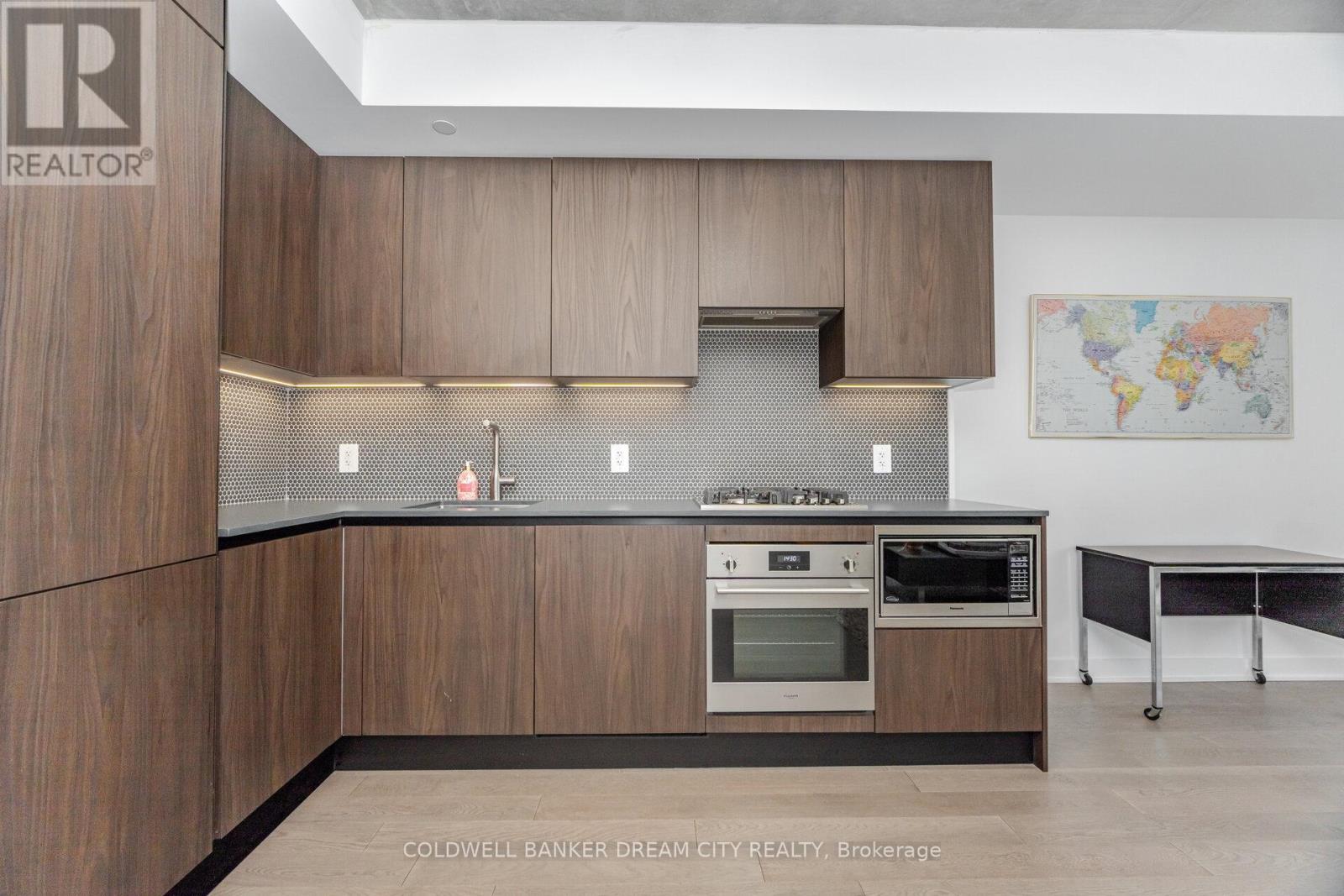 423 - 2720 Dundas Street W, Toronto, Ontario  M6P 1Y2 - Photo 8 - W12475554