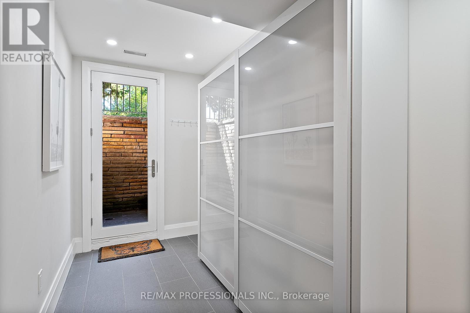 19 Palace Arch Drive, Toronto, Ontario  M9A 2R9 - Photo 38 - W12475597