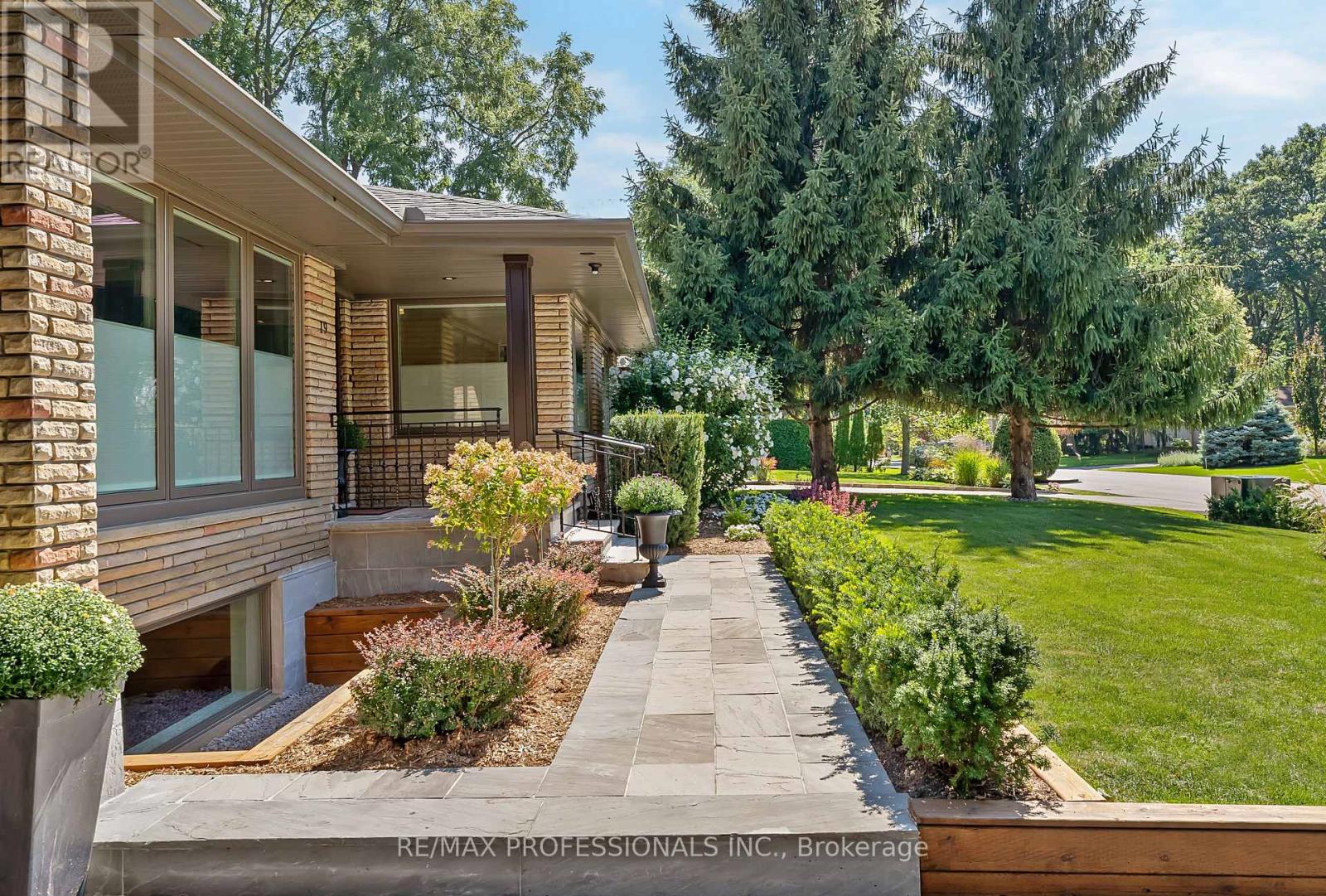 19 Palace Arch Drive, Toronto, Ontario  M9A 2R9 - Photo 4 - W12475597