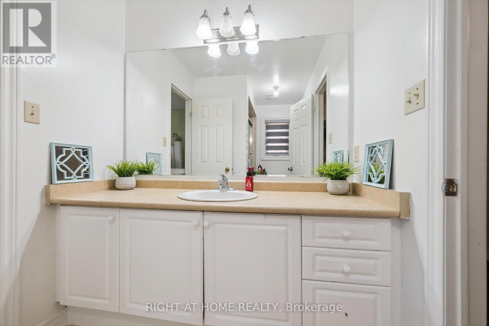 38 Cape Dorset Crescent, Brampton (Sandringham-Wellington), Ontario  L6R 3L2 - Photo 17 - W12475601