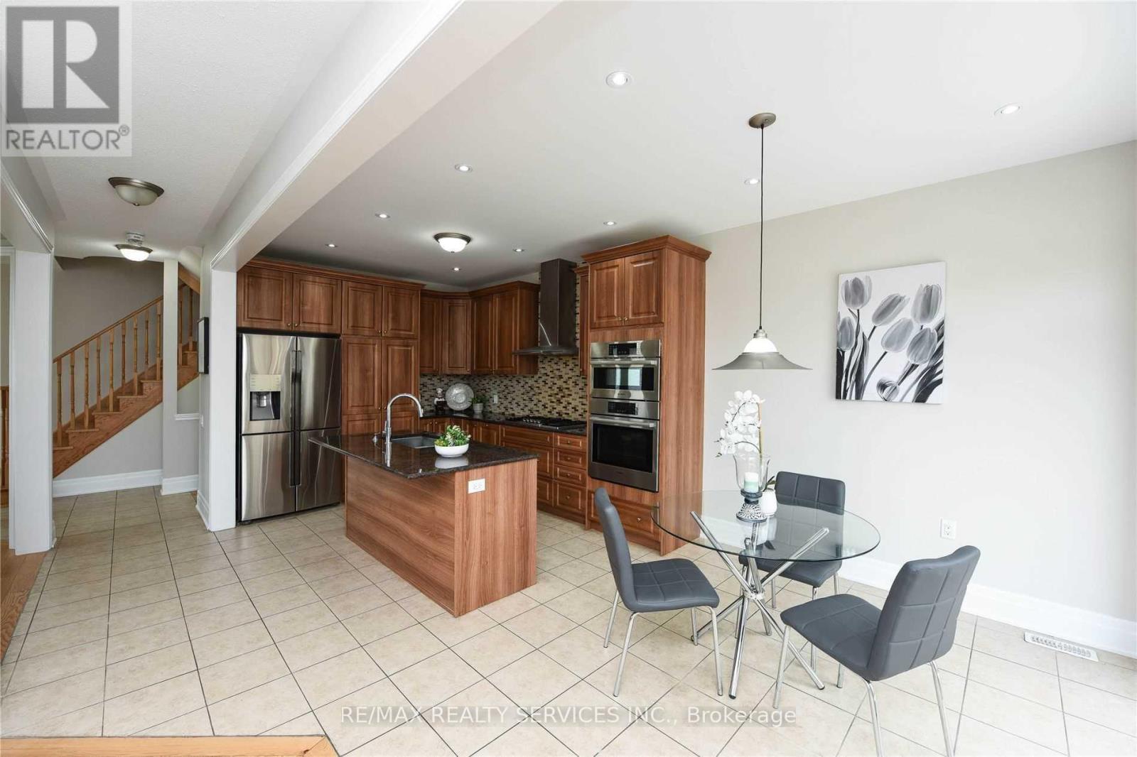 2 Falling Leaf Drive N, Caledon, Ontario  L7C 3Z4 - Photo 8 - W12475653