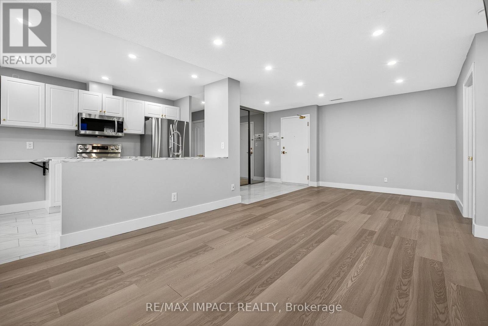 204 - 10 Dayspring Circle, Brampton (Goreway Drive Corridor), Ontario  L6P 1B9 - Photo 9 - W12475701