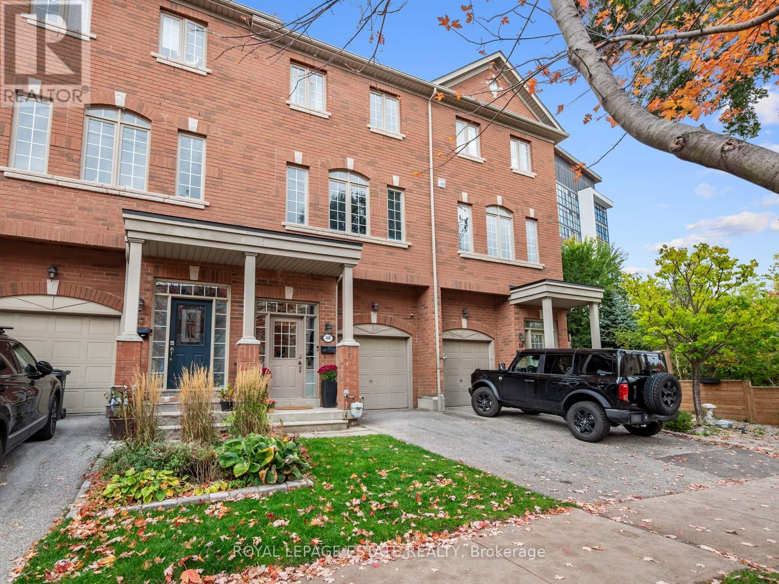 40 Bell Manor Drive, Toronto, Ontario  M8Y 0A4 - Photo 2 - W12475767
