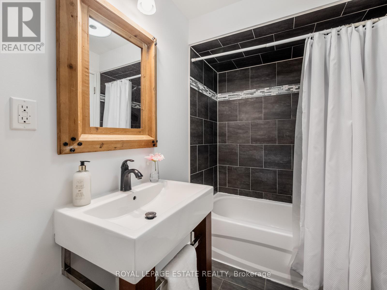 40 Bell Manor Drive, Toronto, Ontario  M8Y 0A4 - Photo 25 - W12475767